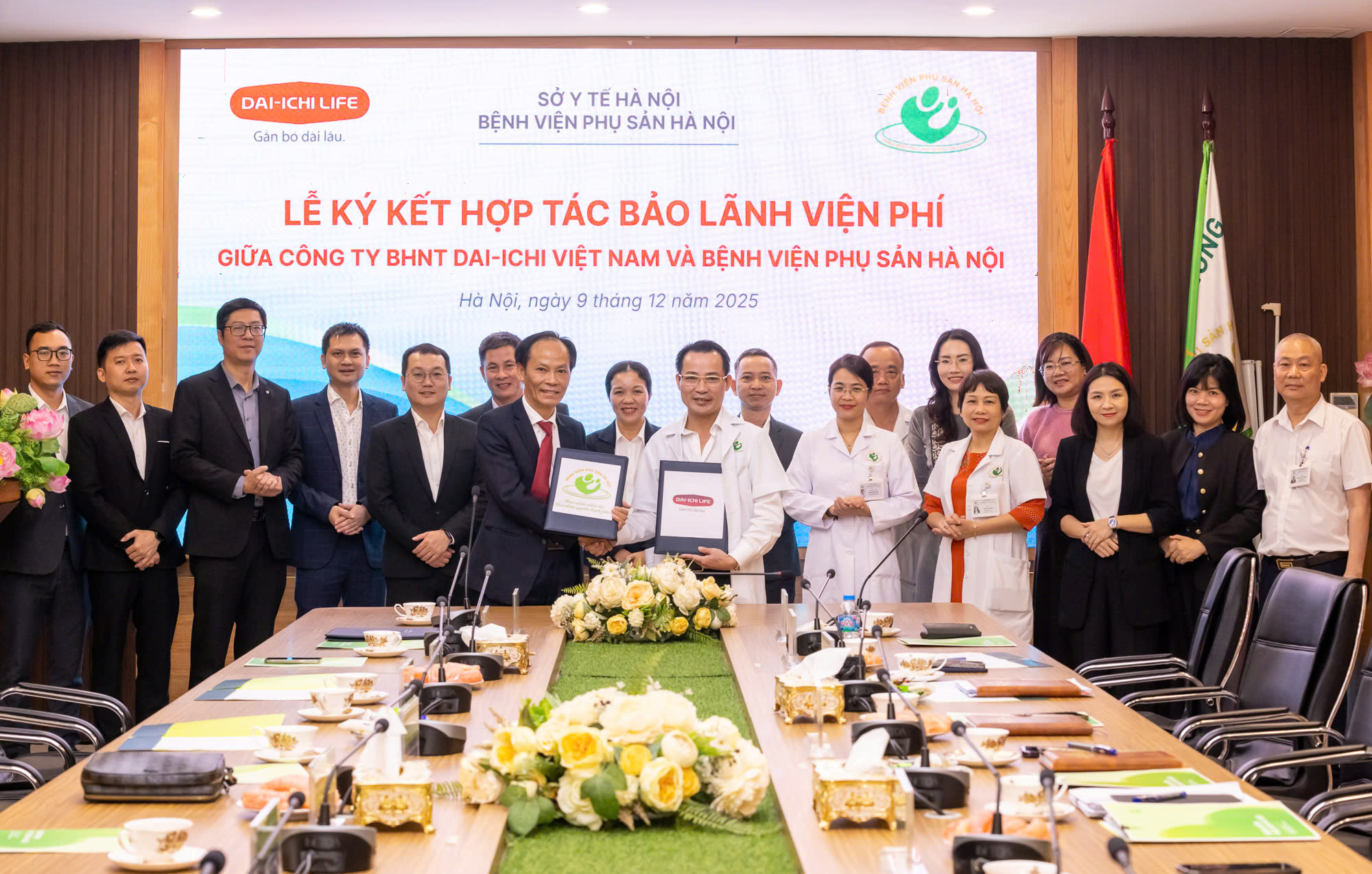 Đại diện Dai-ichi Life Việt Nam – Ông Trương Minh Tâm, Phó Tổng Giám đốc Dịch vụ Bảo hiểm (trái) và đại diện Bệnh viện Phụ Sản Hà Nội – Tiến sĩ, Bác sĩ Chuyên khoa II Mai Trọng Hưng, Giám đốc Bệnh viện, chính thức ký kết hợp tác bảo lãnh viện phí